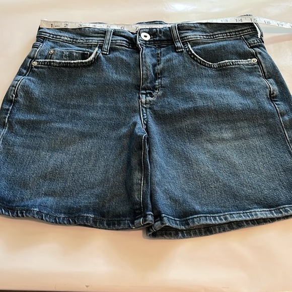 Pilcro and the Letterpress Anthropologie Slim
Boyfriend Shorts High Rise Size 28 - Picture 4 of 16
